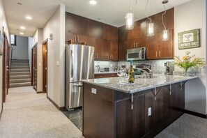 Fridge, microwave, stovetop, dishwasher - Townhome with Shared Hot Tub, Mountain and Golf Course Views; An Easy Walk to Ea (mammoth lakes)