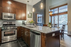 Fridge, microwave, stovetop, dishwasher