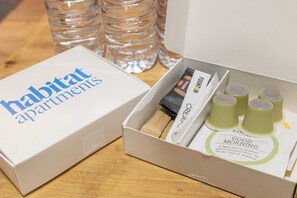 Bathtub, hair dryer, towels - Blanca 1 - Habitat Apartments (Barcelona)