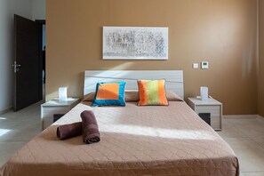 3 bedrooms, iron/ironing board, internet, bed sheets
