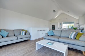TV - 2 Bed in Westward Ho! (oc-looko1) (Northam)