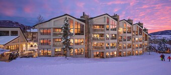CX232 | True Mountain Condo | Ski In/out | Winter Shuttle | Hot Tub | Pool
