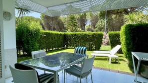 Outdoor dining - GREEN CLUB P 102 (Pals)