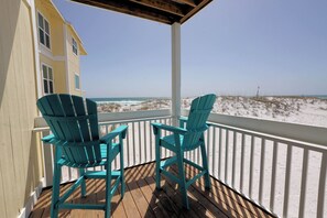 Property grounds - Beachfront 2BR Free Beach Service Balcony Views (Destin)