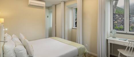 1 bedroom, desk, iron/ironing board, WiFi