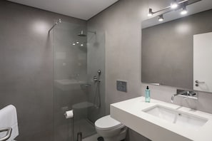 Dusche, Haartrockner, Bidet, HandtĂŒcher