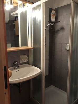 Shower, bidet, towels