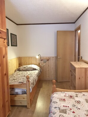 1 bedroom, bed sheets