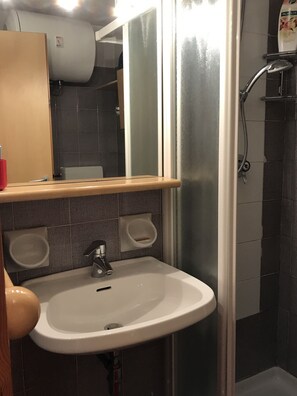 Douche, bidet, serviettes fournies