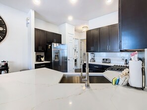 Réfrigérateur, micro-ondes, four, plaque de cuisson