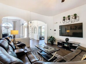 TV connectée, jeux vidéo, lecteur de DVD, baby-foot