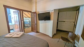 5 bedrooms, iron/ironing board, WiFi, bed sheets