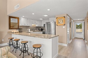 Kylskåp, mikrovågsugn, ugn och spishäll