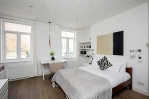 アイロン / アイロン台、WiFi (無料)、ベッドシーツ