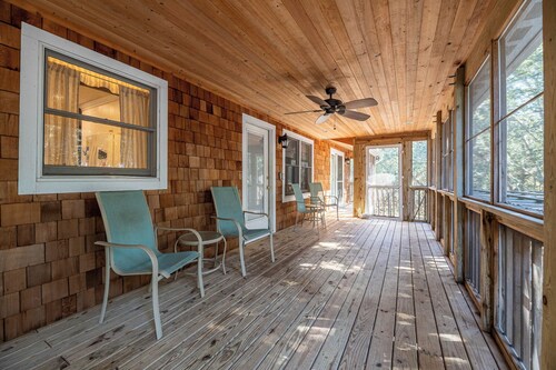 Seascape Cottage - Kitty Hawk, MP 3.5, 300 Yds to Beach, Pool, Foosball, Near Golf Course