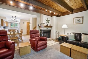 TV, fireplace - Charming 2-Bedroom Edgemont Condo with Ski Home Access A2 (Killington)