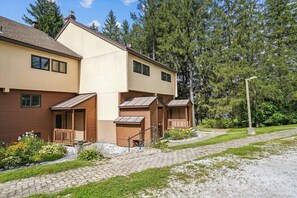 Unclassified image, 2 of 37, button - Charming Two-Bedroom Edgemont Condo with Ski Home Trail Access (Killington)