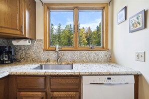 Fridge, microwave, oven, stovetop - Charming 2-Bedroom Edgemont Condo with Ski Home Access A2 (Killington)