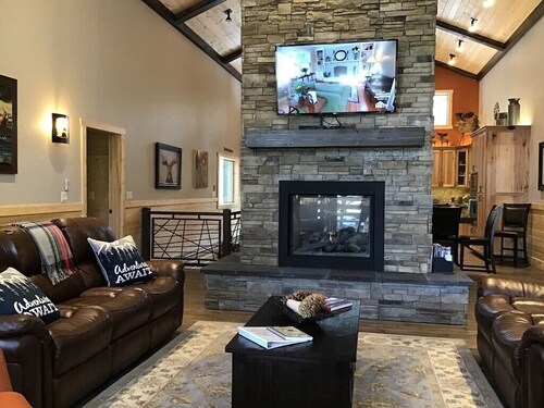 Exclusive Cabin, showcasing Five Stars of Luxury & Comfort, + Hot Tub and More!