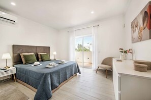 4 عدّة غرف نوم وواي فاي وملاءات أسرّة