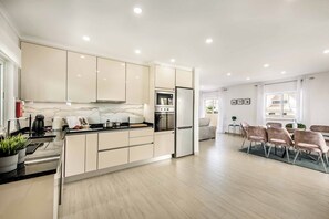 Kühlschrank, Mikrowelle, Ofen, Geschirrspüler