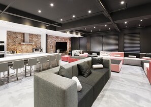 TV, DVD-spiller og stereoanlegg