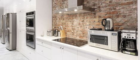 Geladeira, micro-ondas, fogão, cooktop