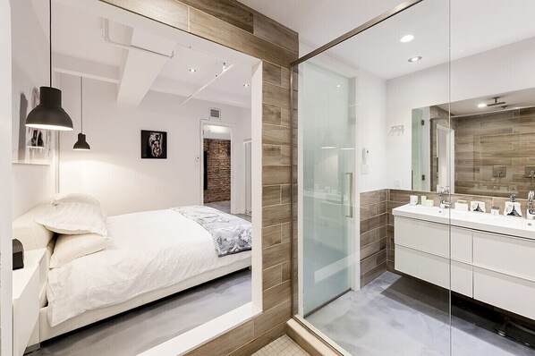 4 Schlafzimmer, Betten mit Memory-Foam-Matratzen, Bügeleisen/Bügelbrett