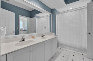 Ensemble douche/baignoire, sèche-cheveux, serviettes fournies, savon