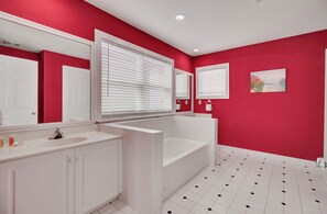 Ensemble douche/baignoire, sèche-cheveux, serviettes fournies, savon