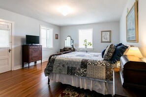 2 bedrooms, iron/ironing board, bed sheets