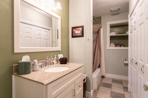 Combined shower/bathtub, hair dryer, towels, soap - Oma Ella's | Comfortable Country Home for 4 (Fredricksburg)
