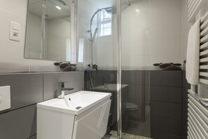 Een douche, een haardroger, handdoeken