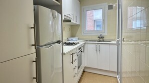 Een koelkast, een microgolfoven, een oven