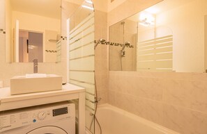 Combined shower/bathtub, hair dryer, towels - A central, one bedroom apartment, perfect for a couple or small group. (Chamonix-Mont-Blanc)