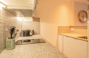 ثلاجة، ميكروويف، موقد طهي مسطح، ماكينة لصنع القهوة/الشاي