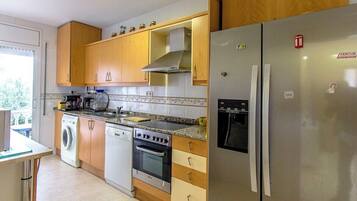 Een koelkast, een microgolfoven, een oven, een vaatwasser