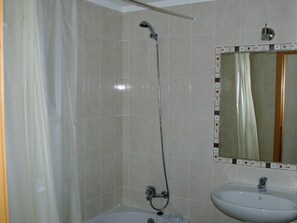Combined shower/bathtub, hair dryer, towels - Albufeira 1 bedroom apartment 5 min from Falesia beach and close to center! D (Albufeira)