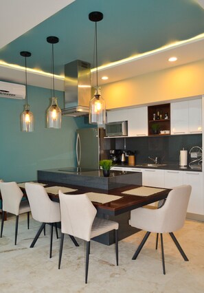 Een koelkast, een magnetron, een oven, een kookplaat