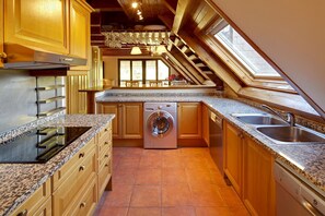 Jääkaappi, mikroaaltouuni, uuni, astianpesukone