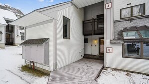 Exterior - Ski-in/ski-out 2 bedroom condo with fireplace, pool & hot tub. (Killington)