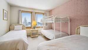 2 bedrooms, free WiFi, bed sheets - Ski-in/ski-out 2 bedroom condo with fireplace, pool & hot tub. (Killington)