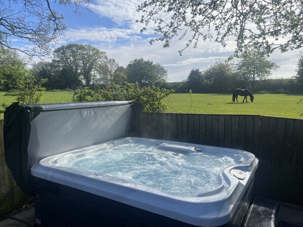 Outdoor spa tub