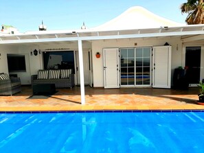Terrace/patio - PRIVATE VILLA + POOL SEA VIEWS, WELCOME PACK, POOL TOWELS 2 BATHROOMS 2 BEDROOMS (Lanzarote)
