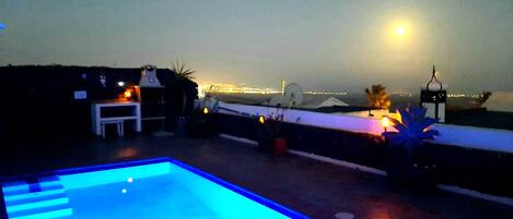 Una piscina al aire libre, una piscina climatizada