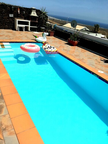 PRIVATE VILLA+POOL. KOSTENLOSES WIFI POOLTÜCHER & WILLKOMMENES FOODPACK.