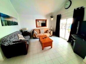 Smart TV, DVD player, books, video library - PRIVATE VILLA + POOL SEA VIEWS, WELCOME PACK, POOL TOWELS 2 BATHROOMS 2 BEDROOMS (Lanzarote)