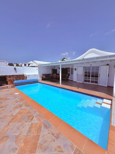 PRIVATE VILLA WITH POOL, WIFI, SEA VIEWS, WELCOME FOODPACK, POOL TOWELS. 