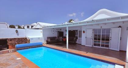 PRIVATE VILLA WITH POOL, WIFI, SEA VIEWS, WELCOME FOODPACK, POOL TOWELS.