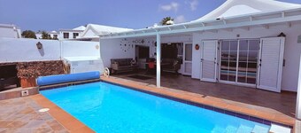 PRIVÉ VILLA MET VERWARMD ZWEMBAD. GRATIS WIFI, ZWEMBADDOEKEN & WELKOM FOODPACK.